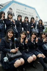 看板の前に集まった、11の熱量｜AIフォトポスター A4｜MRS-002997
