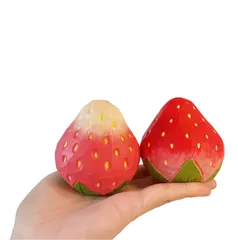 いちごの手作り木彫り置物 2個 7CM 大きめ