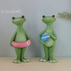 置物 オブジェ ガーデンオーナメント 浮き輪とサーフボードを持っているカエル かえる 屋外 屋内 室内 インテリア 玄関 リビング ダイニング 装飾 庭 ガーデニング 装飾 ガーデン dễ thương ギフト インテリア用品 贈り物 雑貨 樹脂