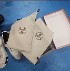 Tặng kèm hộp đựng giày thể thao Hermes và túi đựng bụi