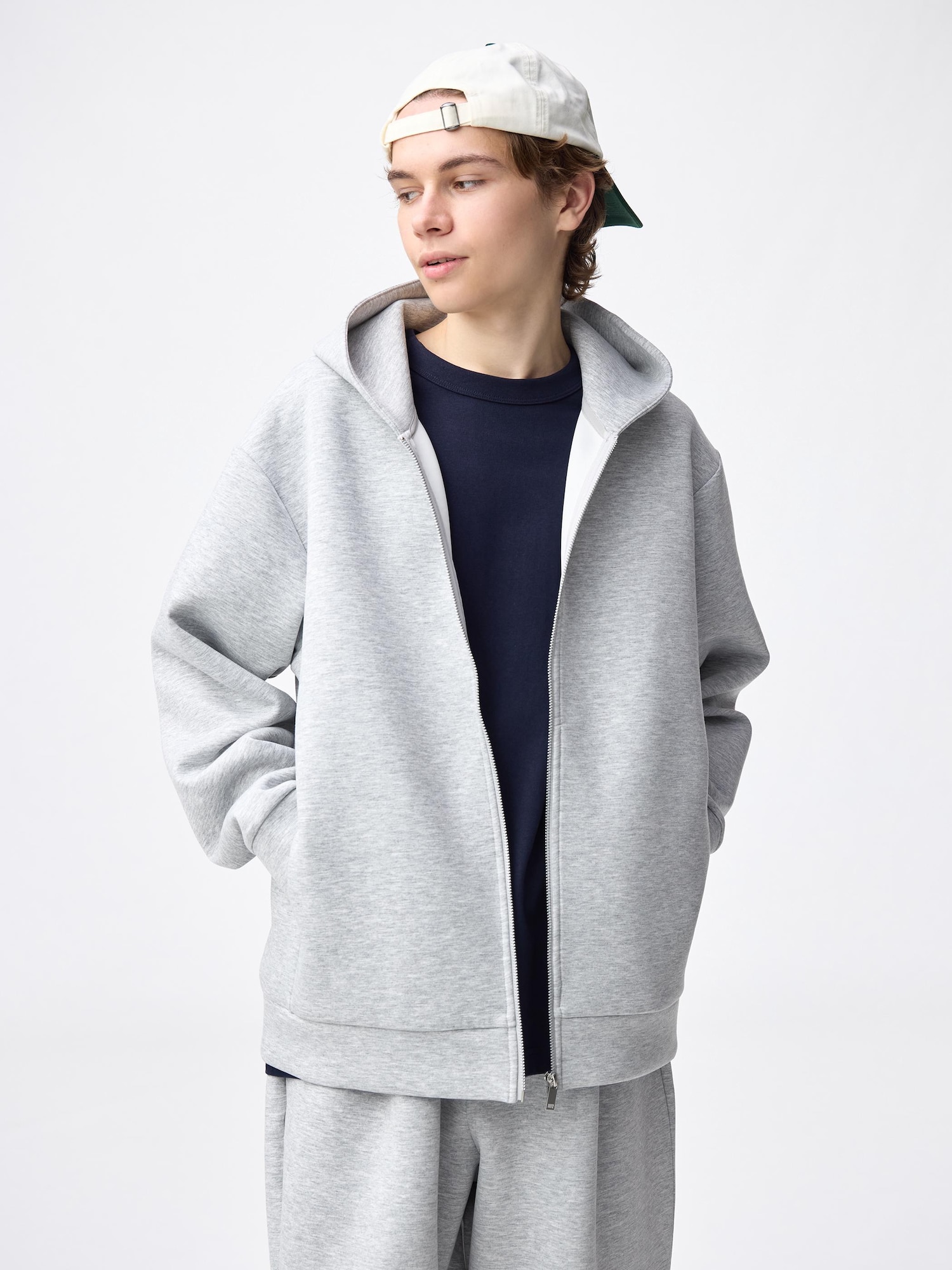 Áo hoodie có khóa kéo đầy đủ