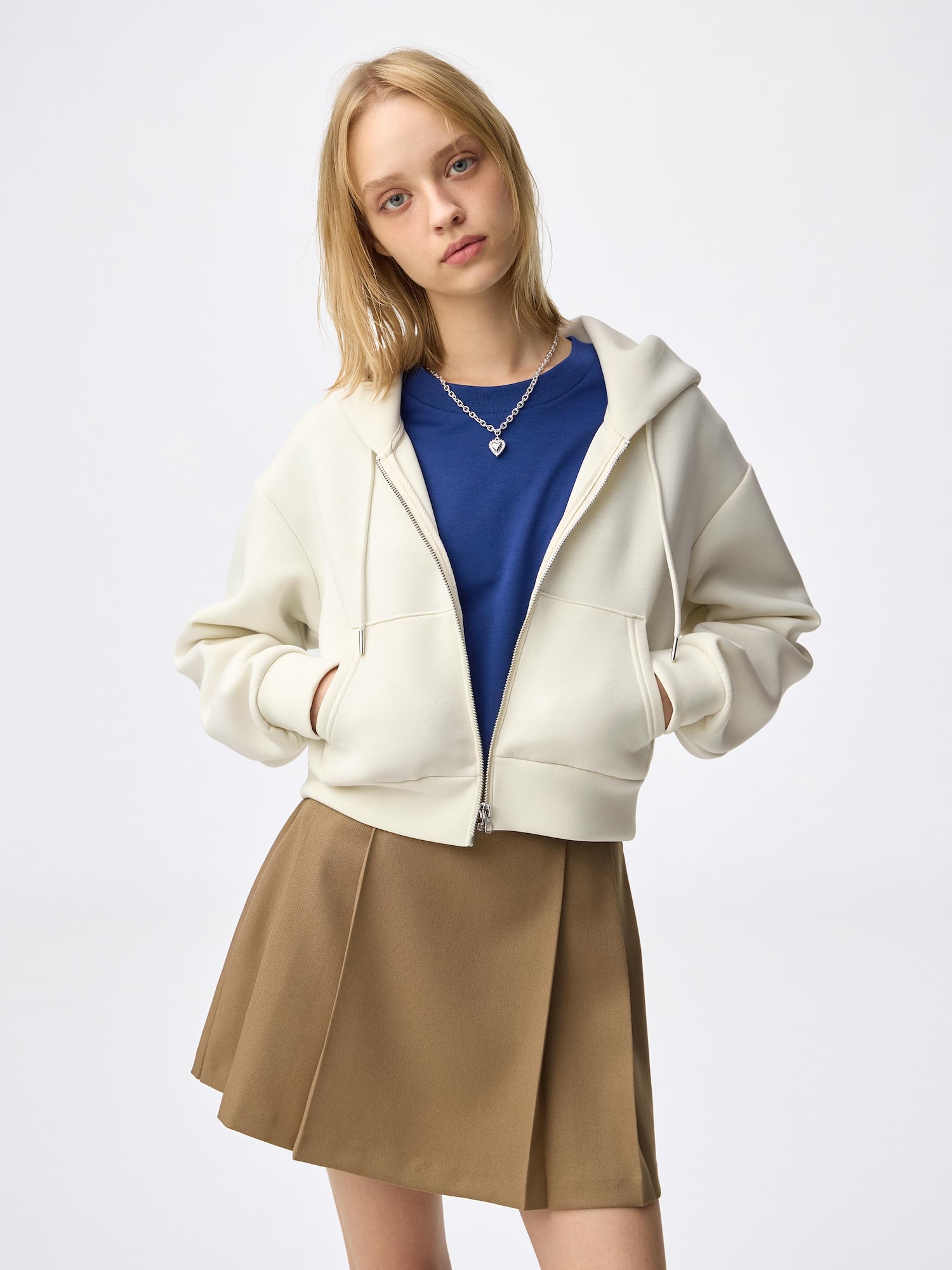 Áo hoodie có khóa kéo đầy đủ