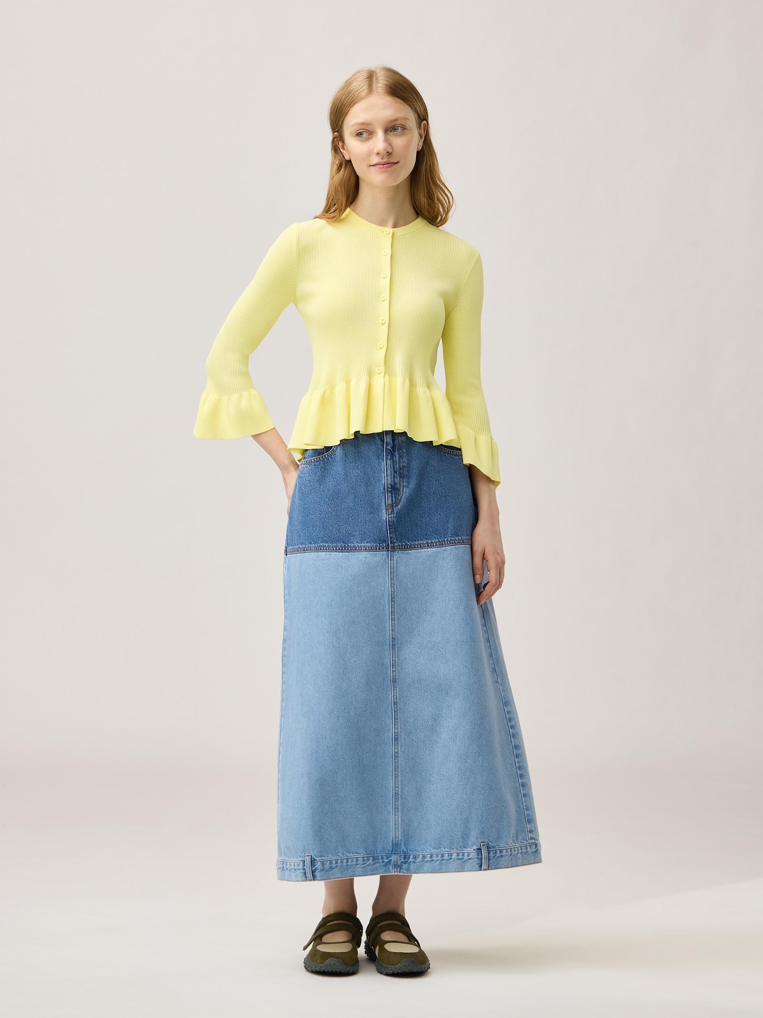 Váy denim hai tông màu của rokh