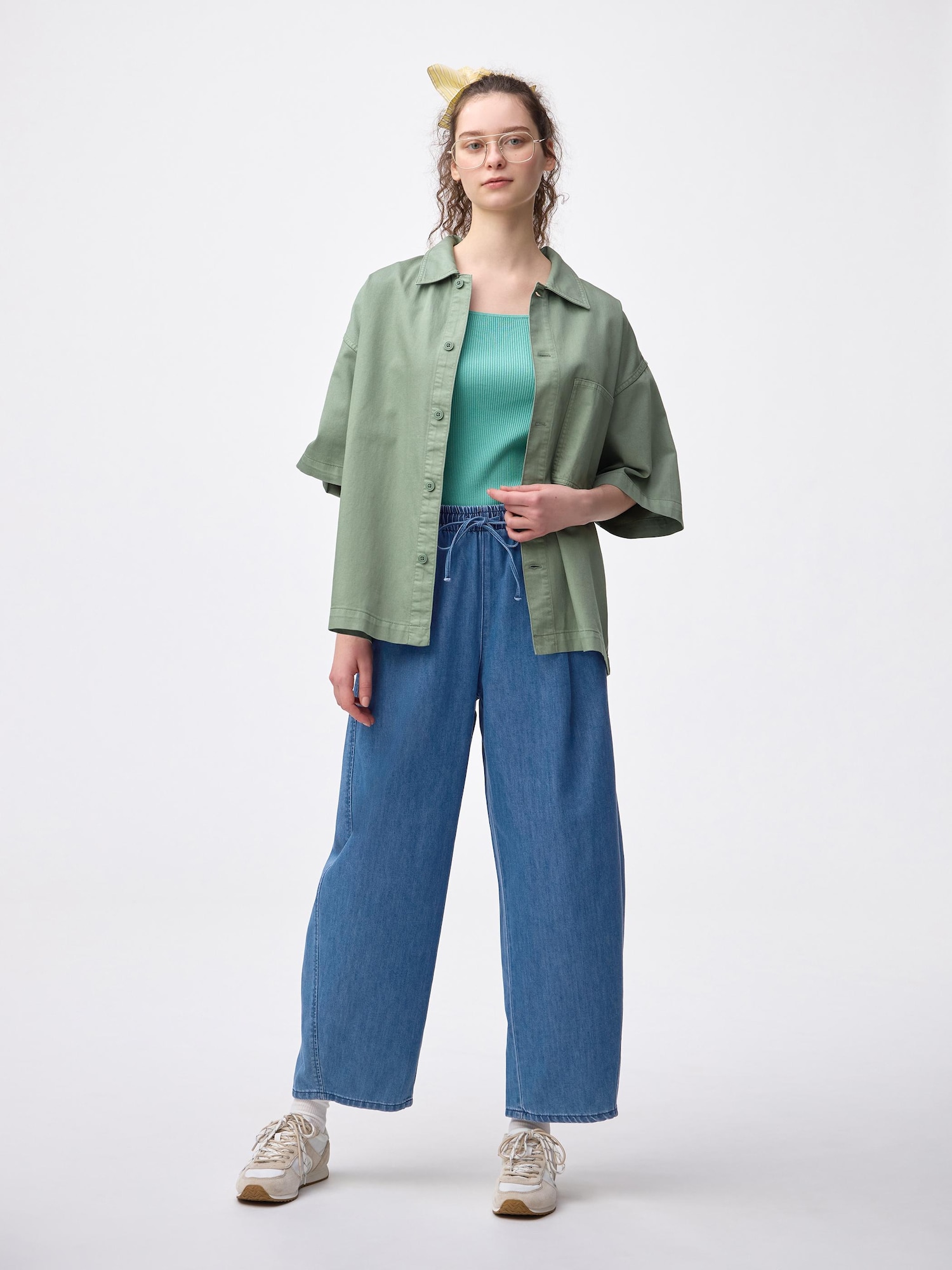 Quần denim ống loe mắt cá chân nhẹ (dài hơn 69,0 cm)